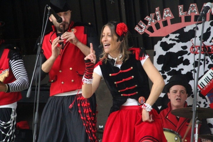 Uxía Lambona e a Banda Molona darán un concierto familiar en la Praza Maior. 