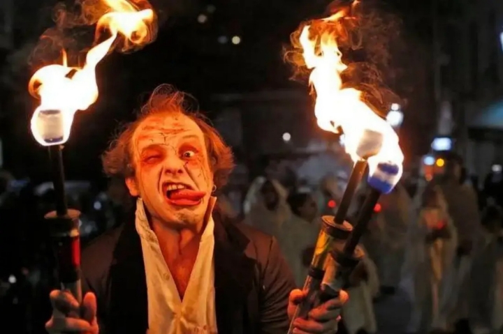 Al caer la noche, las plazas se iluminan con espectáculos de fuego.