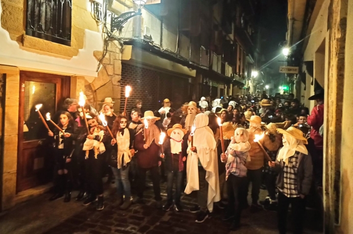 En el pasacalles de miedo los vecinos se disfrazan con sábanas blancas y ropas viejas.