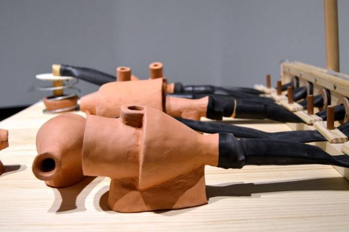 Esculturas-artefactos sonoros de los andaluces Alegría y Piñero, 'Máquina Neumas'. Foto: cortesía Galería JM.