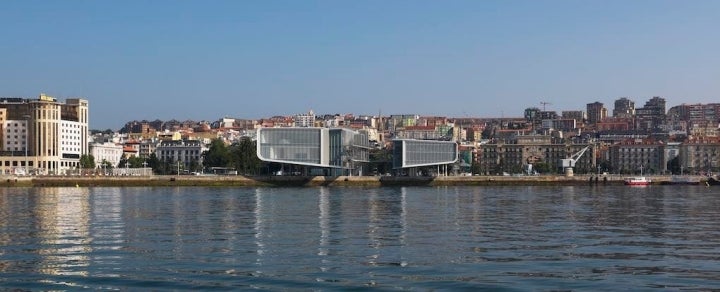 Vistas desde el mar del Centro Botín, obra de Renzo Piano. Foto: Enrico Cano.