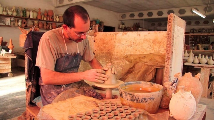 Los visitantes pueden ver todo el trabajo que requiere cada pieza. Foto: Alfarería La Nava