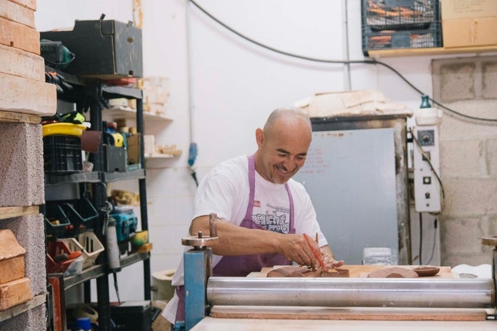 Juan trabajando en su taller.