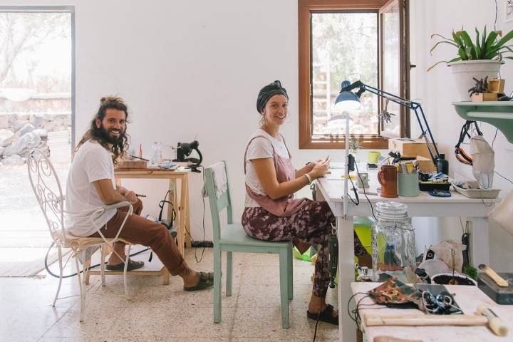 Giorgia y Davide, dos artesanos italianos, posan sonrientes.