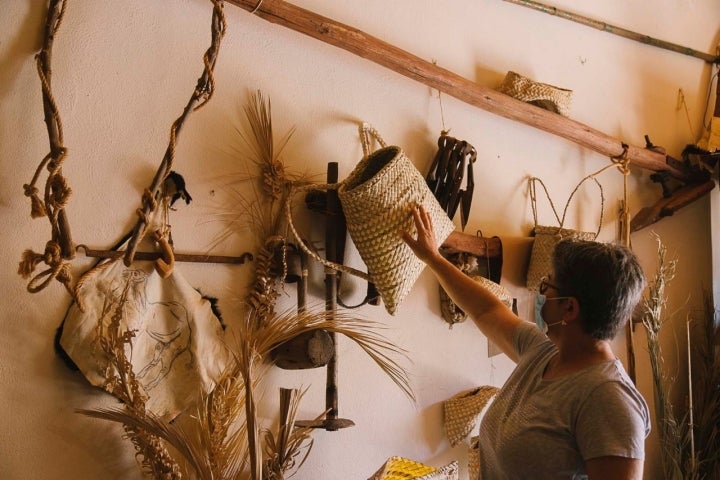 María Hernández mostrando sus obras.