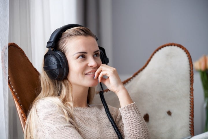 A veces solo apetece sentarse a escuchar. Foto: Shutterstock.