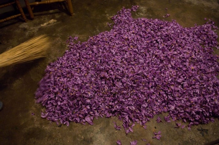 Las alfombras moradas que cubren los suelos en las casas manchegas.