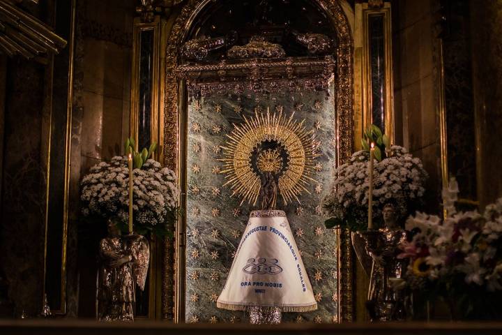 El manto de la Virgen del Pilar se cambia con regularidad.