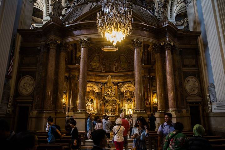 Turistas y locales visitan el altar en el que se encuentra la 'Pilarica'.