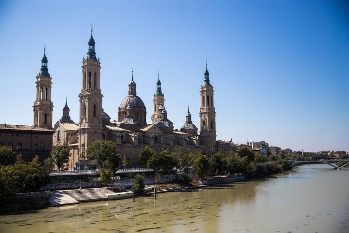 Vista de la Basílica de Zaragoza desde el exterior.