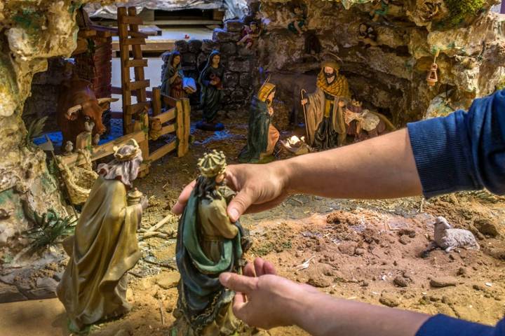 La Virgen, San José y los Reyes Magos se van viendo en distintas escenas del nacimiento.