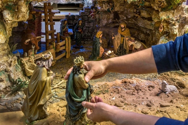 La Virgen, San José y los Reyes Magos se van viendo en distintas escenas del nacimiento.