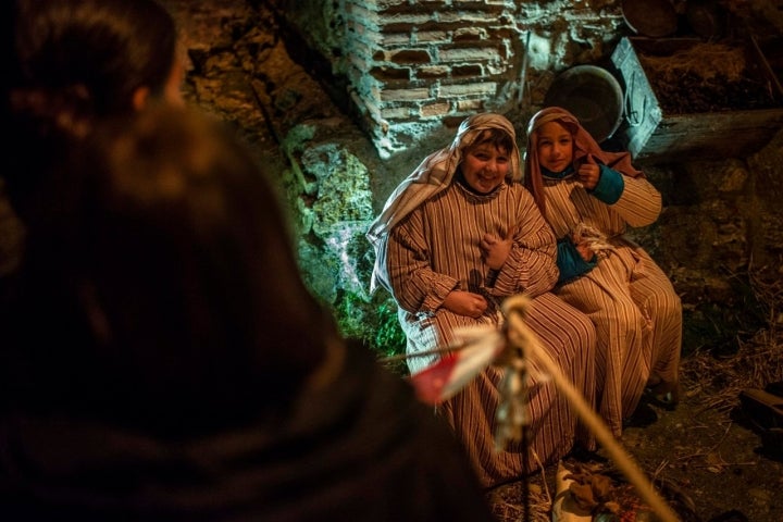 Tanto los niños del pueblo como los visitantes se divierten durante los pases.