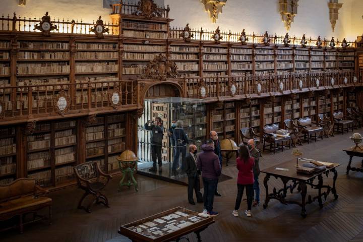 Los turistas pueden asomarse a la sala de la biblioteca a través de una cristalera.