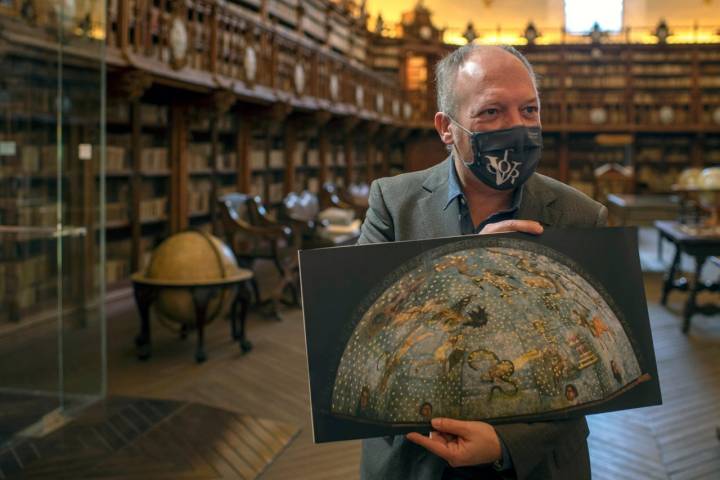 Eduardo muestra una imagen del 'Cielo de Salamanca' que ocupaba la cúpula bajo la que se encontraba la biblioteca primitiva del siglo XV.