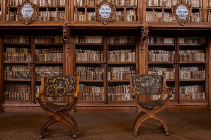 El mobiliario de la sala procede del Colegio de San Bartolomé.