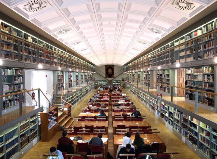 Grandes espacios en el interior de la Biblioteca Pública de Castilla La Mancha. Foto: Biblioteca pública de Castilla-La Mancha.