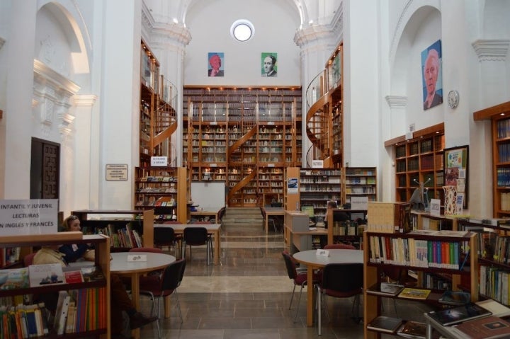 Parece por fuera una iglesia pero no lo es. Foto: Biblioteca Municipal Arturo Gazul.