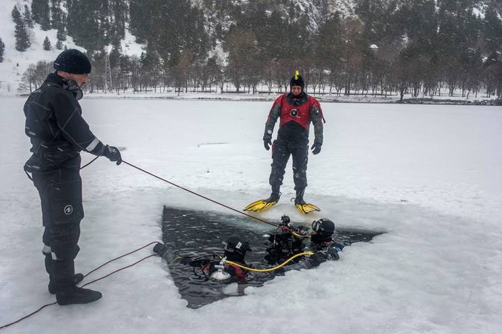 Se abre un triángulo en el hielo del lago y listo para lanzarse al agua.