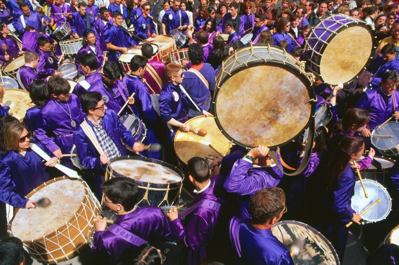 Por segundo año consecutivo, Calanda se queda sin su tradicional 'rompida de la hora' con el atronador sonido de los tambores. Foto: Agefotostock.