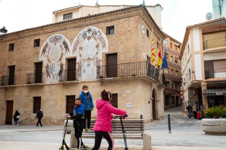 Calanda 2021: niños jugando en la plaza España