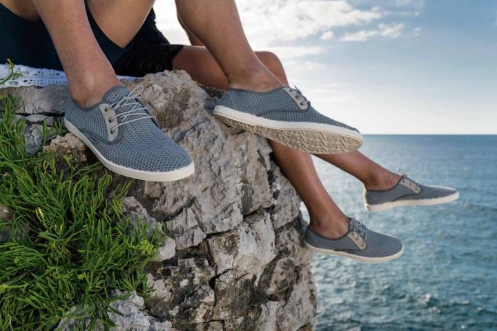 Para la playa o para la montaña, unas zapatillas que no pueden faltar en tu maleta. Foto: Barquet