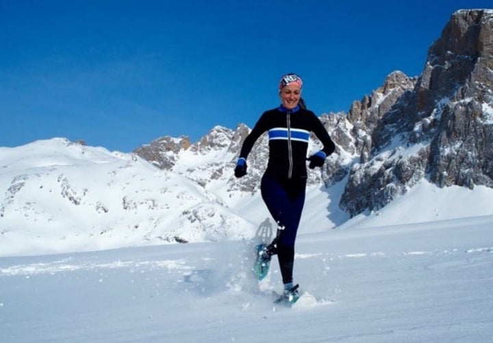 Practicando 'running' con raquetas de nieve. Foto: PicosXtreme.