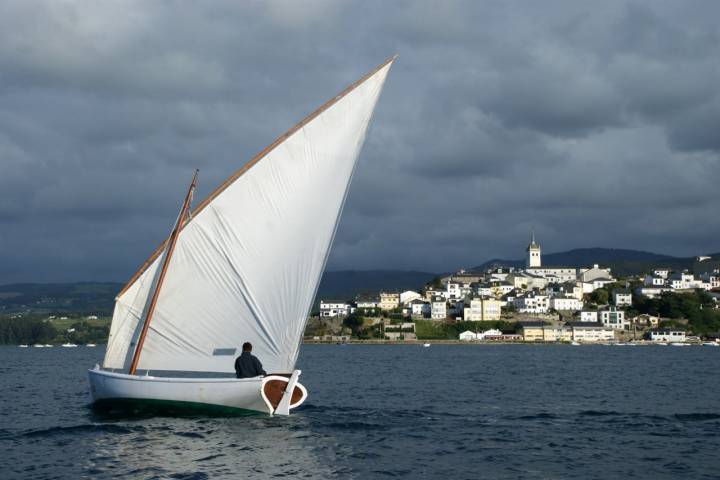 En los alrededores de Castropol aún se pueden ver veleros hechos a mano. Foto: Shutterstock.