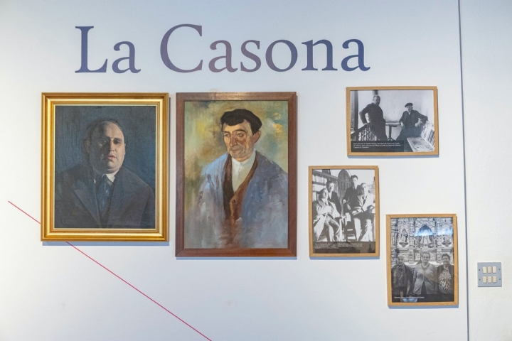 Retratos y fotos en la Casona de Tudanca de Cossío.