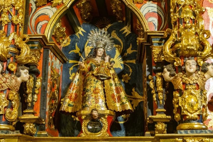 Virgen en retablo barroco de la Casona de Tudanca de Cossío.