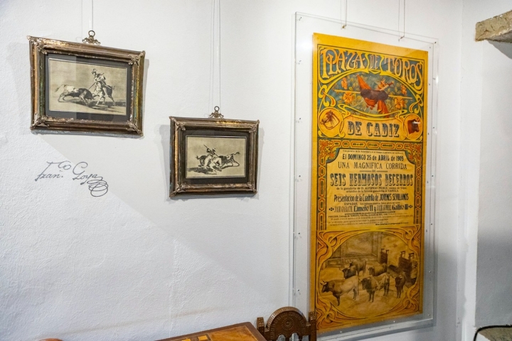 Pinturas y carteles de toros en la Casona de Tudanca de Cossío.