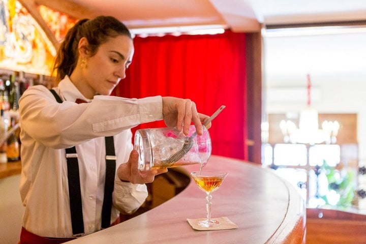 En la planta superior del 'Bar Muy Buenas' se encuentra la coctelería, únicamente utilizan licores catalanes.