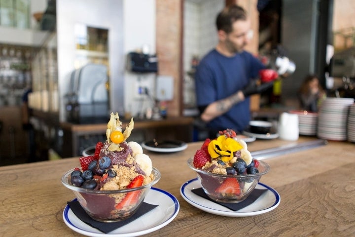 Dos bols de 'açaí', una delicia de fruta hecha helado.