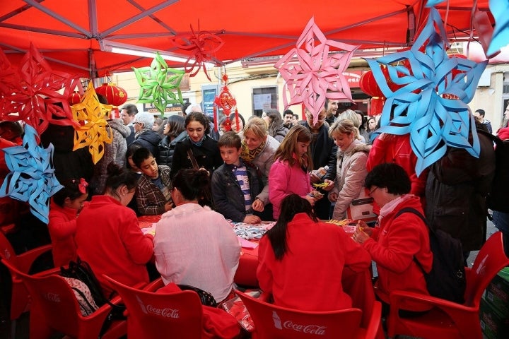 También es importante ver cómo se hacen los adornos del festejo. Foto: Instituto Confucio de Valencia.