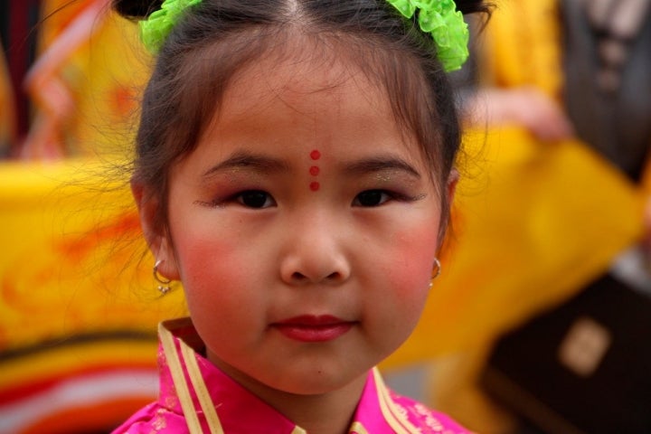 Una niña posa durante el desfile en la Ciudad Condal. Foto: Institut Confuci de Barcelona.