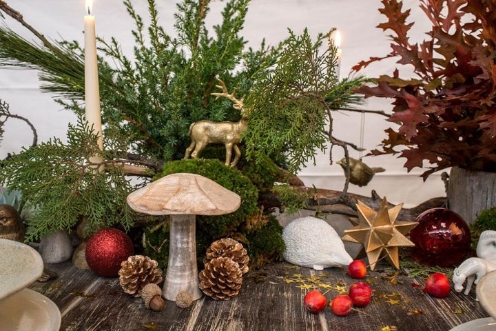 Detalle de seta en el montaje de un centro de mesa navideño