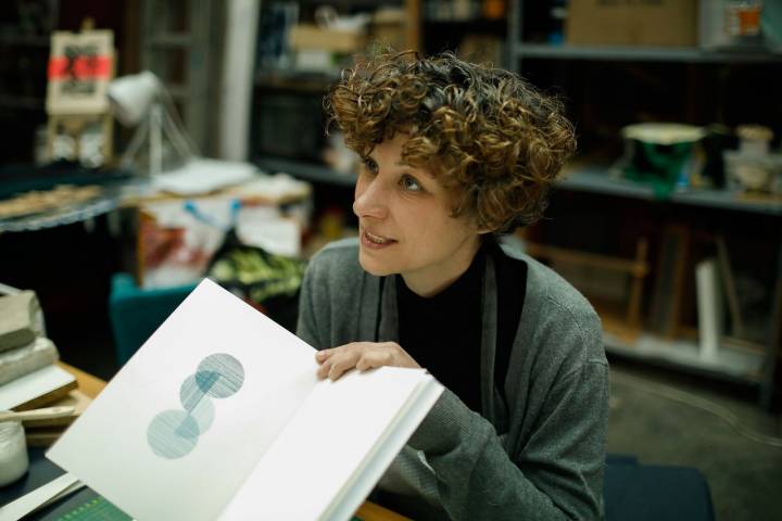 Natalia García, artesana del colectivo Trastocados, borda las libretas que ella misma encuaderna. Foto: David Fernández