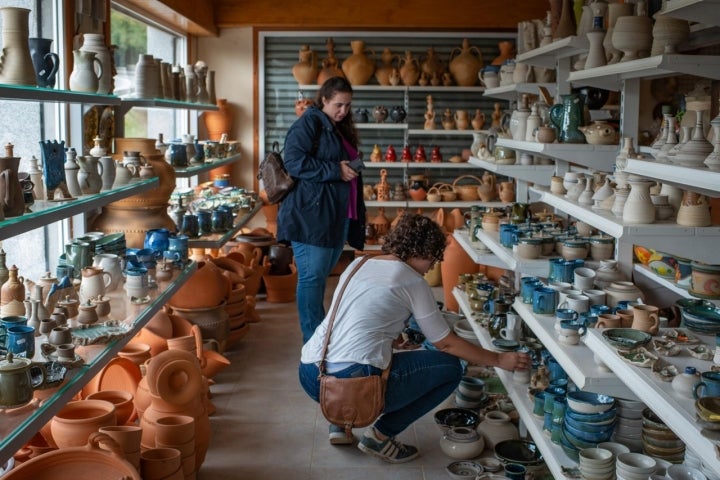 Dos clientas eligen entre el género que llena la tienda-taller