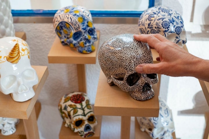 Las modernas calaveras decoradas con motivos tradicionales de 'Centro Cerámico'.