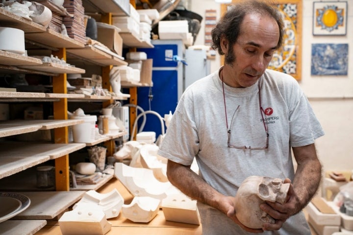 Juan Carlos Albarrán con un prototipo de su famosa calavera en la mano.