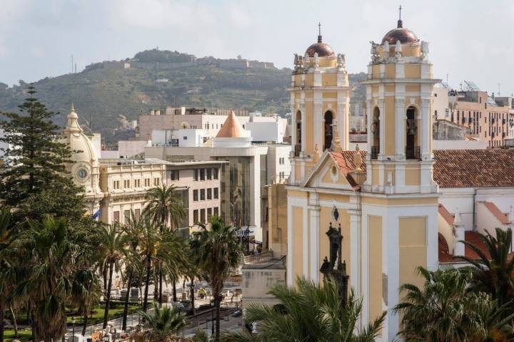 Ceuta: la catedral de la Asunción con el Monte Hacho al fondo