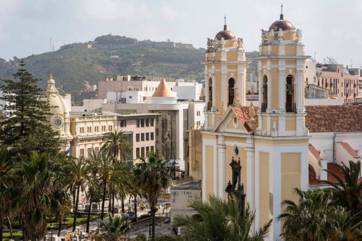 Ceuta: la catedral de la Asunción con el Monte Hacho al fondo