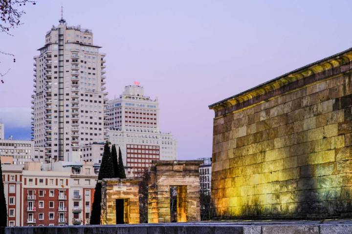 Templo de Debod, en Madrid, visto al revés con la ciudad al fondo