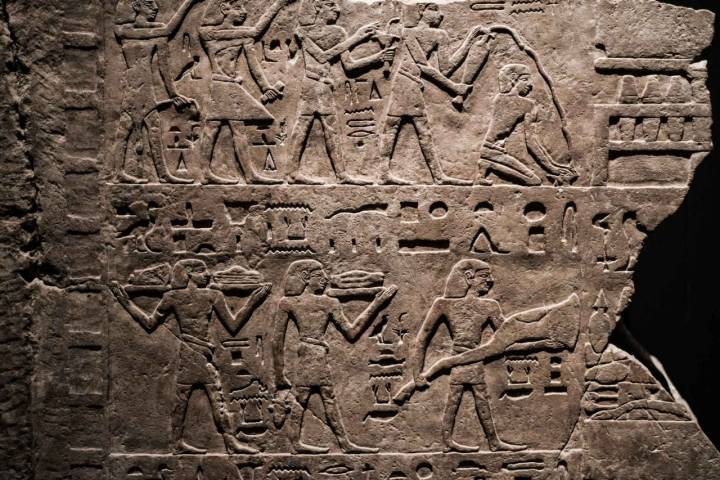 Detalle de jeroglíficos sobre los rituales funerarios en el Museo Arqueológico de Madrid