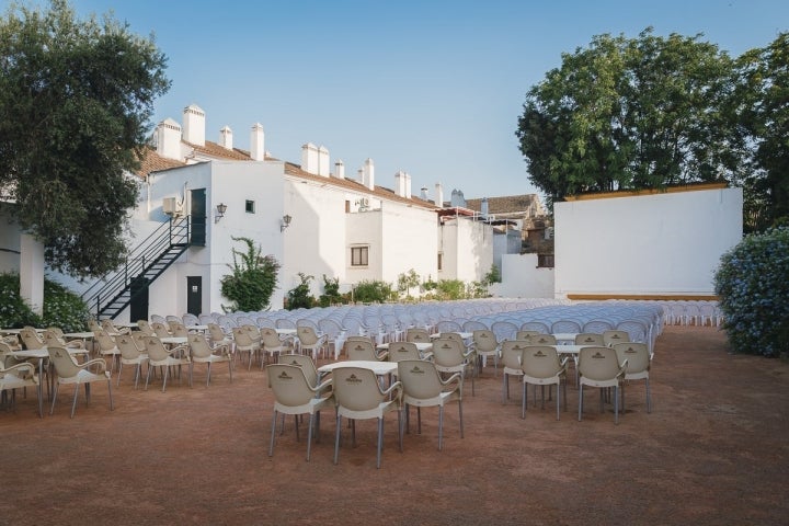 Las sillas esperan a los espectadores en una noche calurosa de verano.