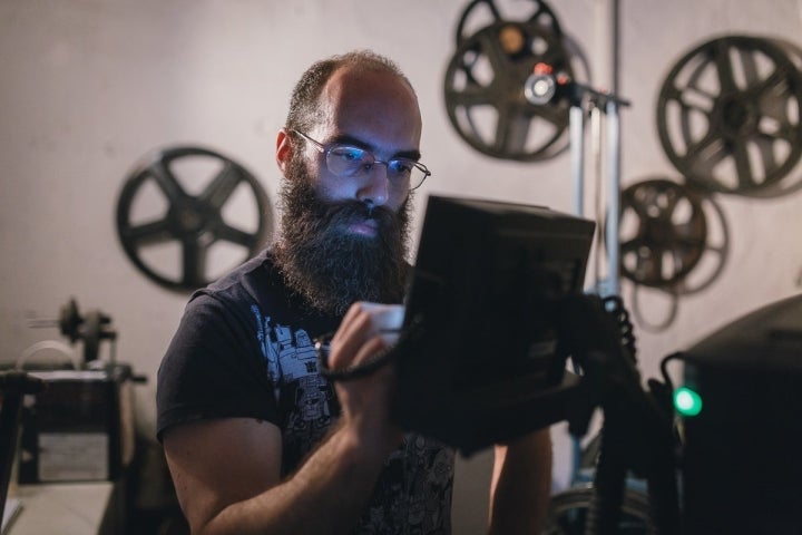 Rafael Martín, proyeccionista del Olimpia, en su fresquita sala de trabajo.