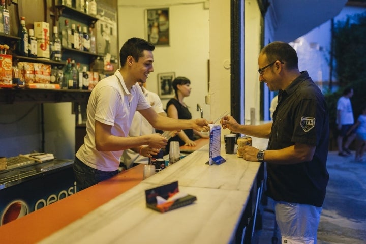 Bocadillos y refrescos en un pequeño puesto en el interior de la sala.