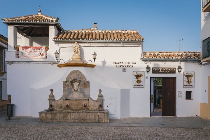 La fachada muestra ahora la puerta original, el torreón y la casa del siglo XVI.