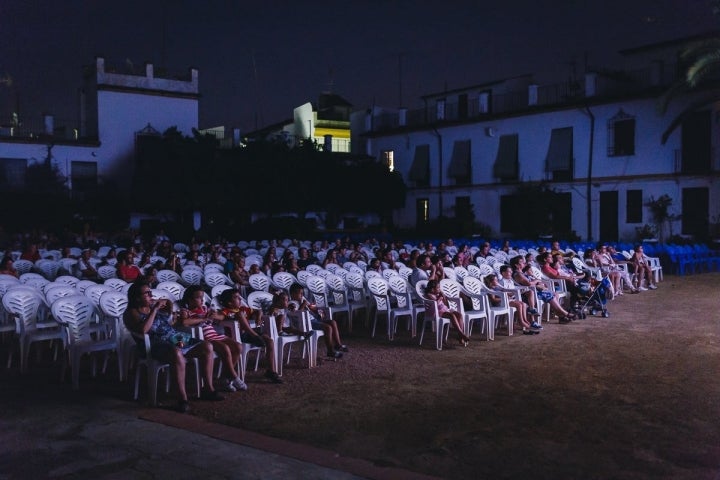 El escenario es un patio de vecinos, cuyas ventanas de sus casas dan a la pantalla.