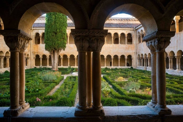 El Claustro de Silos, esplendor del románico en una abadía desde el siglo XI.